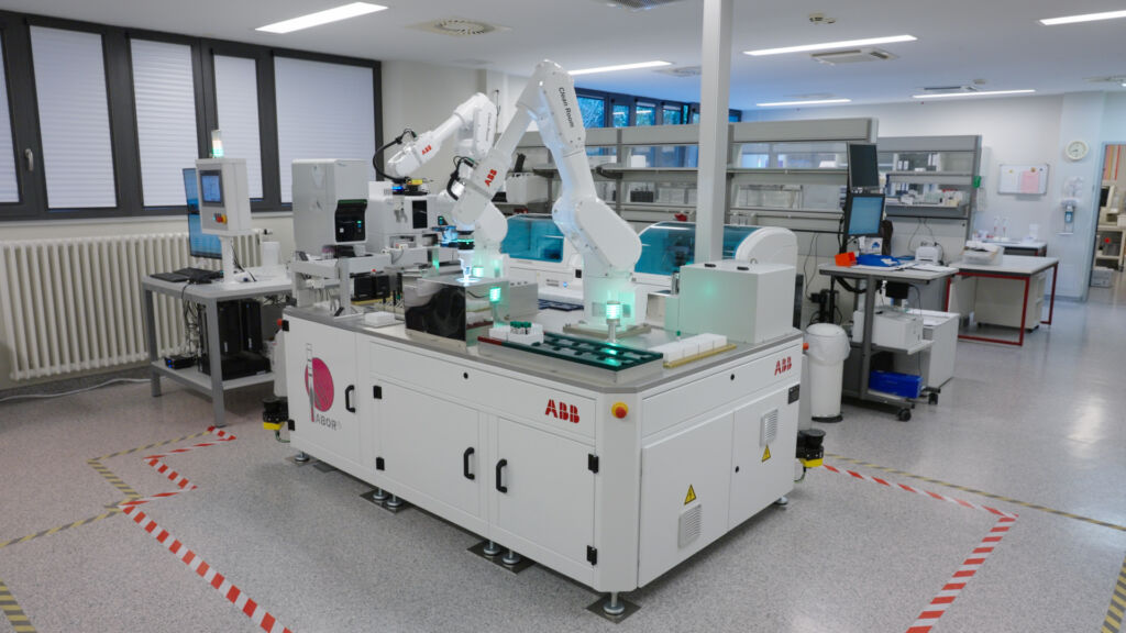 Mensch/Roboter-Kollaboration im Labor 1 240626 ABB Robotics Referenz MVZ Halle 1