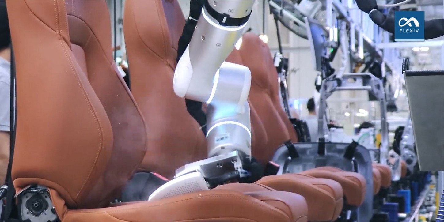 Roboter bügelt Autositze 5 3c680cacab7c5e8ade17751c690c9694