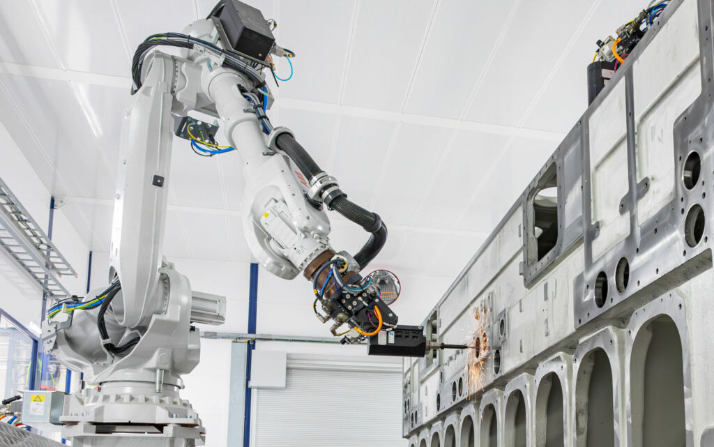 Lohnt automatisiertes Entgraten? 1 Das robotergestützte Entgraten nach dem Tool-to-Part-Prinzip ermöglicht einen hohen Teilemix und den Einsatz einer Vielzahl unterschiedlicher elektrischer und pneumatischer Werkzeuge.