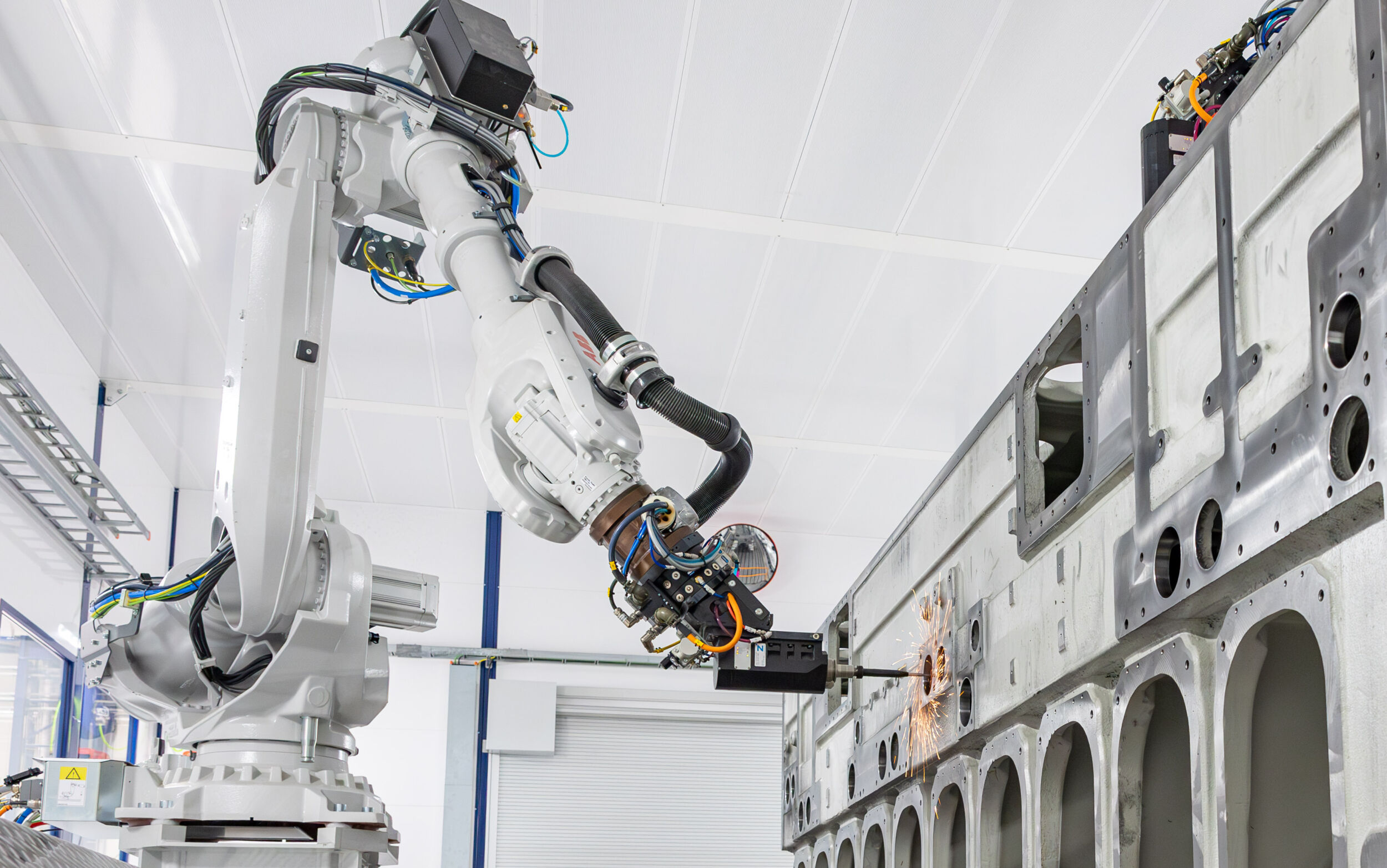 Lohnt automatisiertes Entgraten? 2 Das robotergestützte Entgraten nach dem Tool-to-Part-Prinzip ermöglicht einen hohen Teilemix und den Einsatz einer Vielzahl unterschiedlicher elektrischer und pneumatischer Werkzeuge.