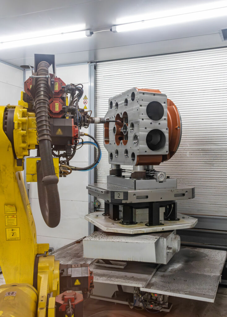 Lohnt automatisiertes Entgraten? 2 Je häufiger Teile anfallen, die entgratet werden müssen und sich aufgrund ihrer Geometrien für das robotergestützte Finishing anbieten, desto eher lohnt die Investition in eine solche Automatisierung.