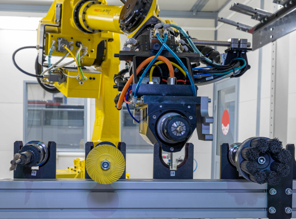 Lohnt automatisiertes Entgraten? 1 Flankierend zur RFC als Standalone-Lösung oder Bestandteil eines flexiblen Fertigungssystems bietet Fastems eine Vielzahl von elektrischen und pneumatischen Werkzeugen an.