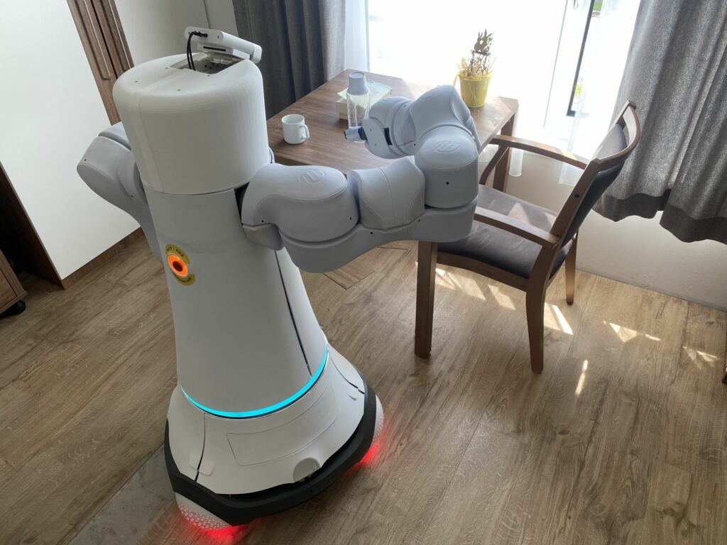 Umgebungsmodell lässt Roboter ihr Umfeld verstehen 1 Das Verstehen der Umgebung ermöglicht einen sicheren Einsatz in öffentlichen Umgebungen wie hier beispielsweise für Hol- und Bringdienste zu Testzwecken in einer Pflegeeinrichtung.