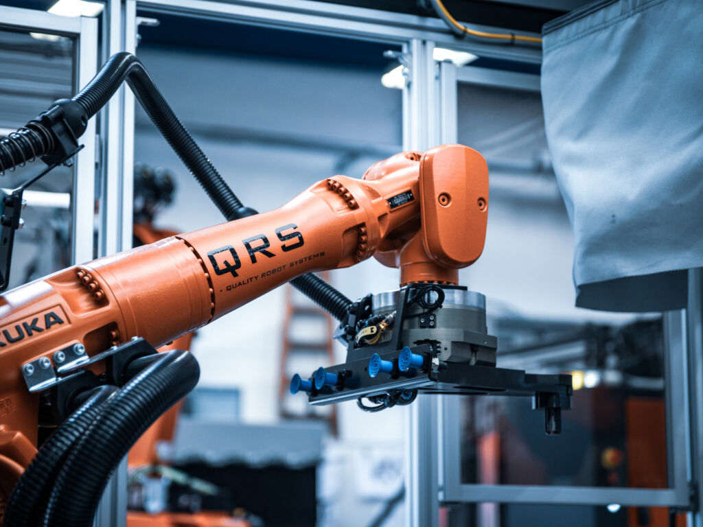 Ohne manuellen Eingriff 1 Bei Danfoss erkennt der 3D-Stereosensor rc_visard von Roboception die Position und Orientierung der flachen, ungeordneten Objekte auf einer ebenen Papieroberfläche. Gleichzeitig liefert er dem Roboter die Greifpunkte für den Pick&Place-Prozess.