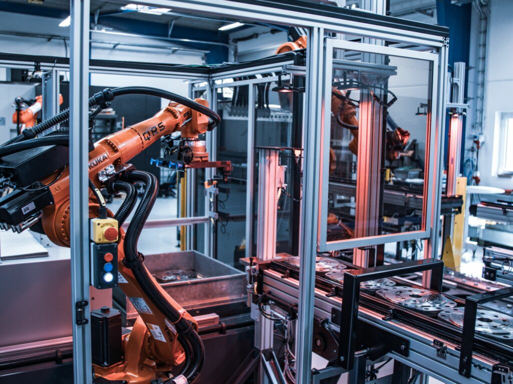 Ohne manuellen Eingriff 2 Die Roboterzellen bei Danfoss erledigen die vollautomatische
Zuführung der Bauteile ohne manuellen Eingriff.