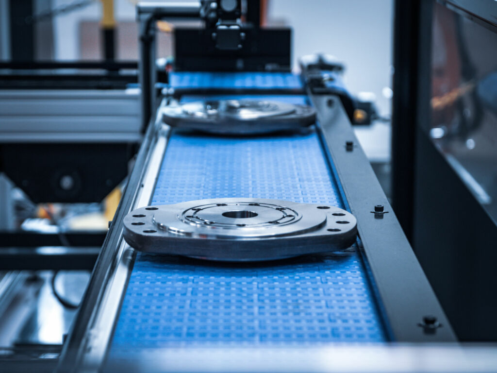 Ohne manuellen Eingriff 3 Die Objekte kommen in Standard-Rollboxen an der ersten
Roboterstation an und werden dann auf Fließbänder gelegt.