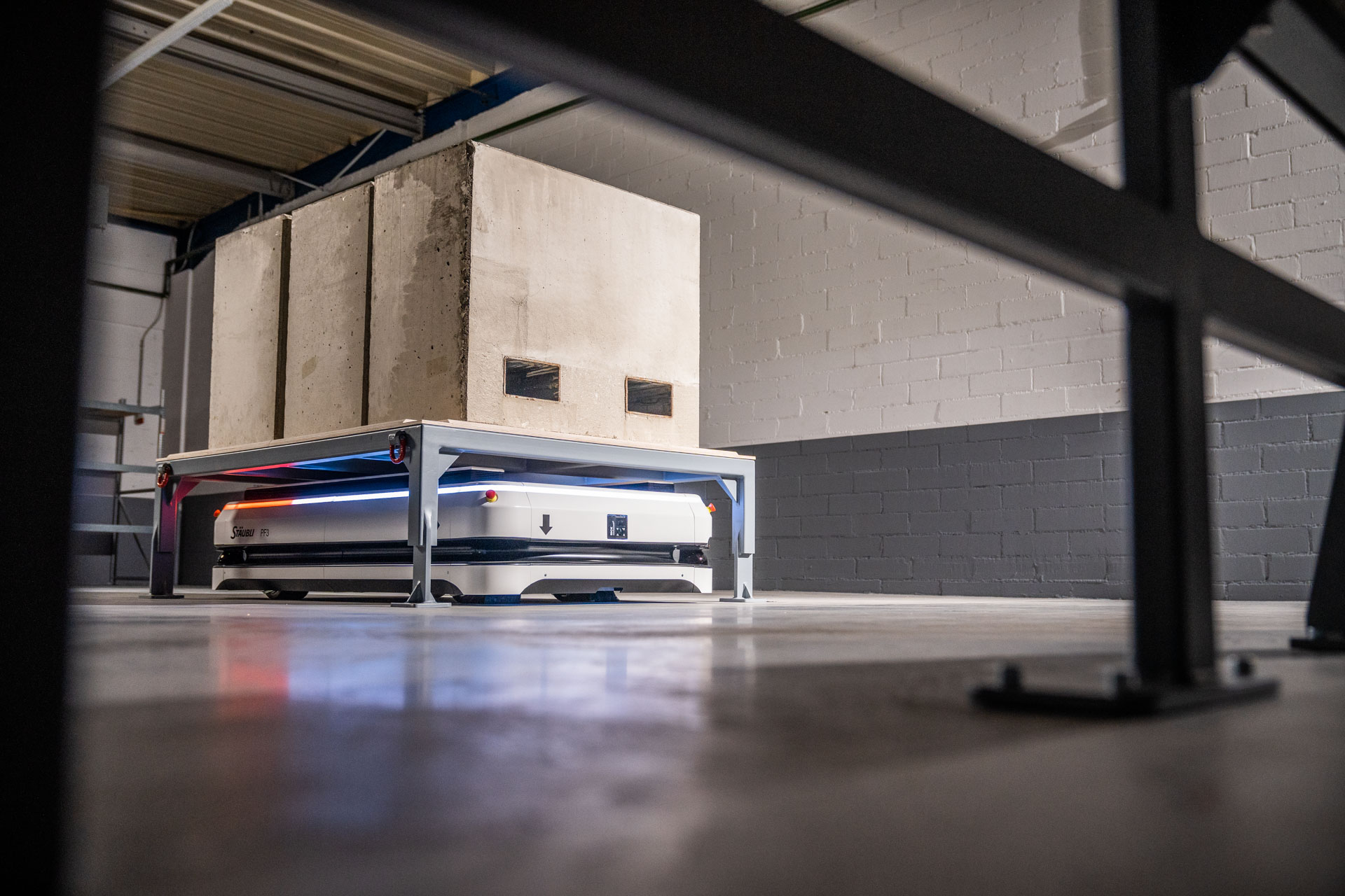 Mit einem eigens entwickelten Transporttisch bewegt das FTS PF3 von Stäubli bis zu 3t.