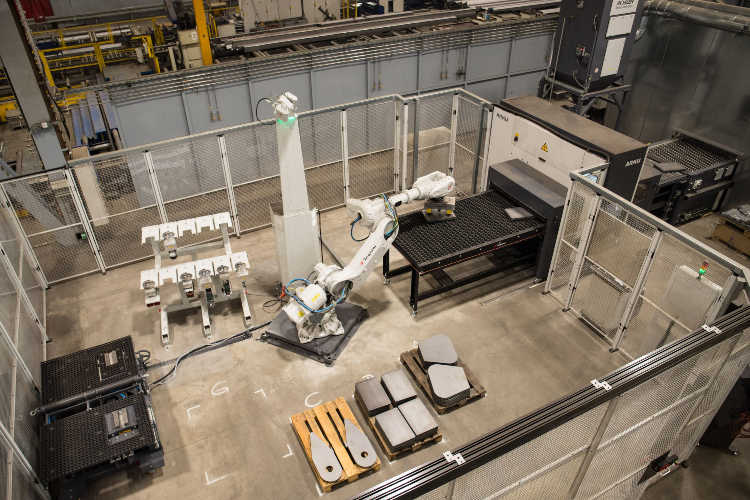 Der Roboter legt selbständig die zu verarbeitenden Teile auf, sodass die Arbeitsprozesse vollständig automatisiert ablaufen.