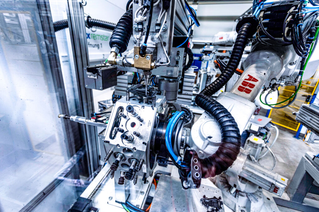 Elektroantriebe automatisiert fertigen 1 2024 04 22 ABB Robotics Referenz Paul Koester GF 5