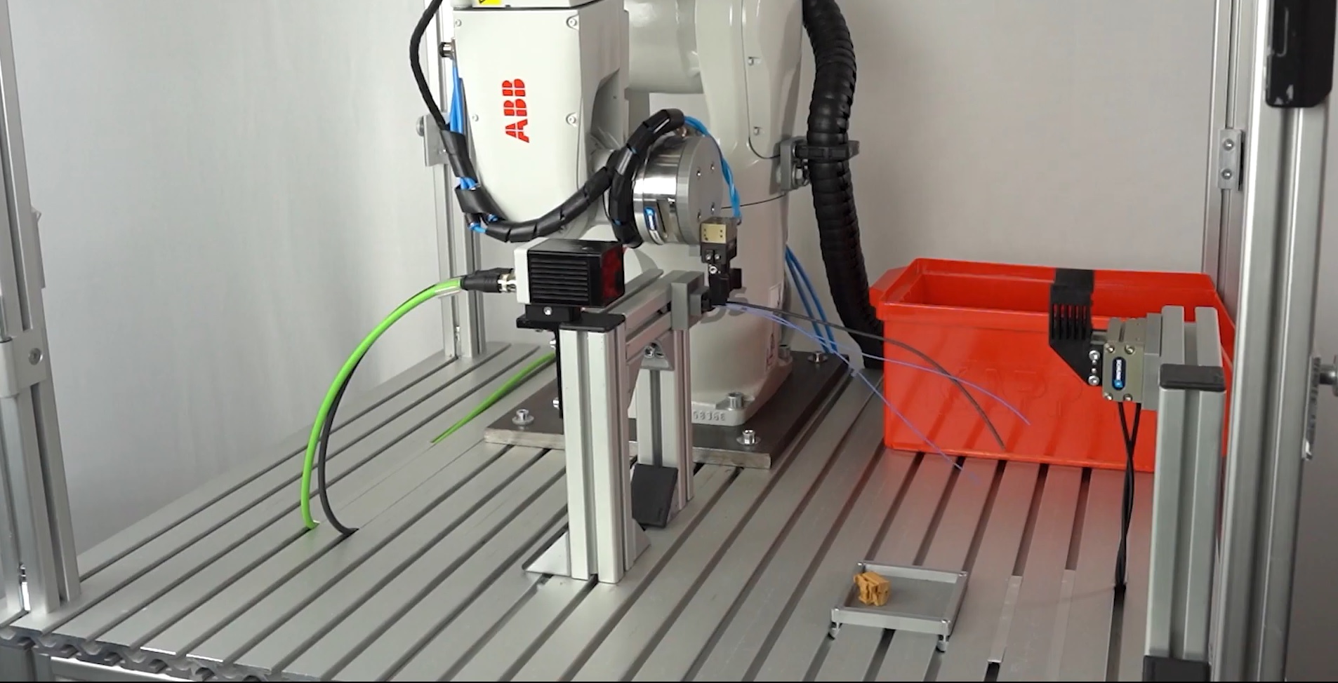 Roboterbasierte Leitungssatzmontage 11 Die Lösung von Artiminds ermöglicht die flexible Kabelmontage in einer Taktzeit von weniger als 5s.