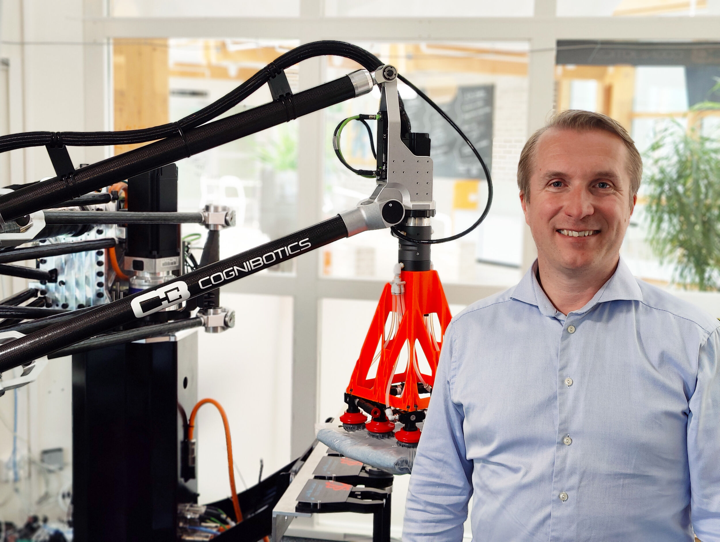 Hybrid-Roboter für die Intralogistik 6 CEO Fredrik Malmgren präsentiert seine Lösung: Cognibotics nutzt für seinen neuentwickelten Handling-Roboter HKM1800 die KeMotion-Steuerung von Keba.