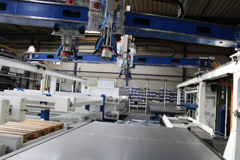 Hohe Dynamik, großer Durchsatz, geringer Energieverbrauch 2 Das System beinhaltet die gesamte Automation rund um den Schneidprozess inklusive Beladen, Entladen und Sortieren.