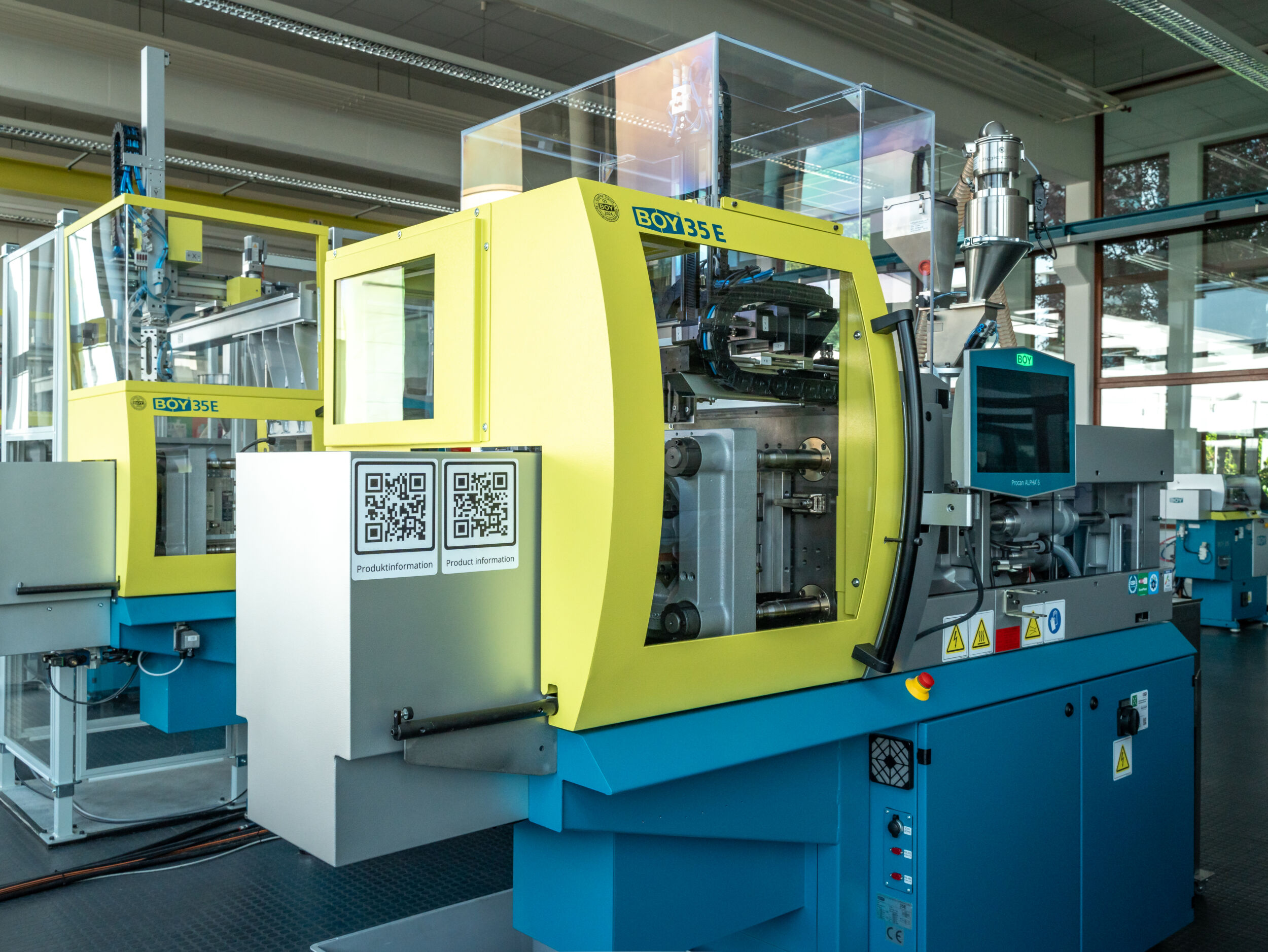 Der vierholmige servohydraulische Schneckenkolben-Spritzgießautomat Boy 35 E benötigt nur 2m² Aufstellfläche.