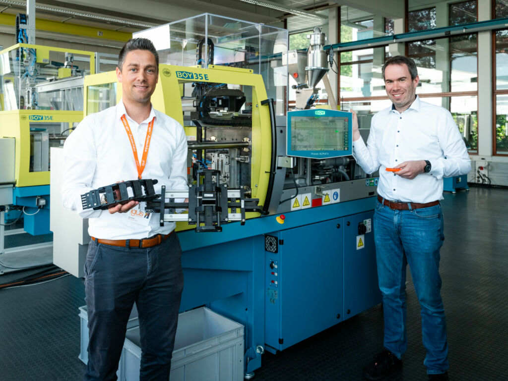 Kai Schmitz, Produktmanager Automatisierungstechnik & Robotik bei Igus (l.), und Dr. Patrick Messer, Leiter der Anwendungstechnik bei Boy.