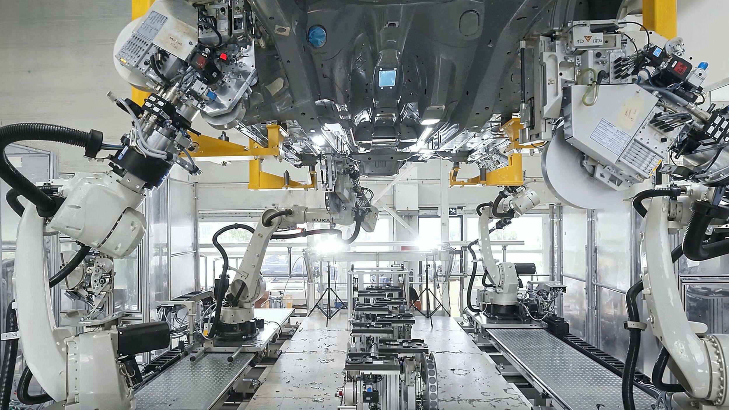 Werkzeugwechsler in der Robotik 11 Werkzeugwechsler werden für die Vollautomatisierung von Produktionsprozessen immer wichtiger.