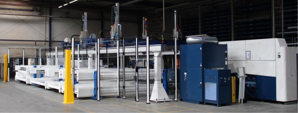 Hohe Dynamik, großer Durchsatz, geringer Energieverbrauch 1 Das neu entwickelte kartesische Robotersystem von Isochronic arbeitet in Kürze beim Metallverarbeiter Kuipers Technologies doppelt so schnell wie vergleichbare kartesische Systeme.