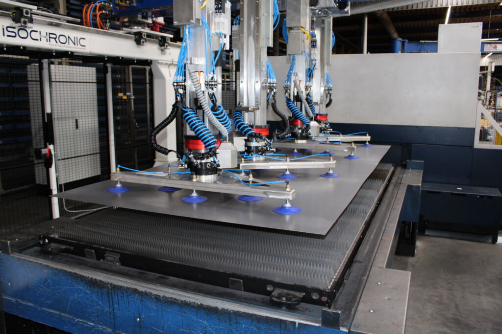 Hohe Dynamik, großer Durchsatz, geringer Energieverbrauch 3 Der Roboter hebt die Bleche mit einem Sauggreifer vom Materialstapel ab und legt sie auf dem Schneidtisch der Laserschneidanlage ab.