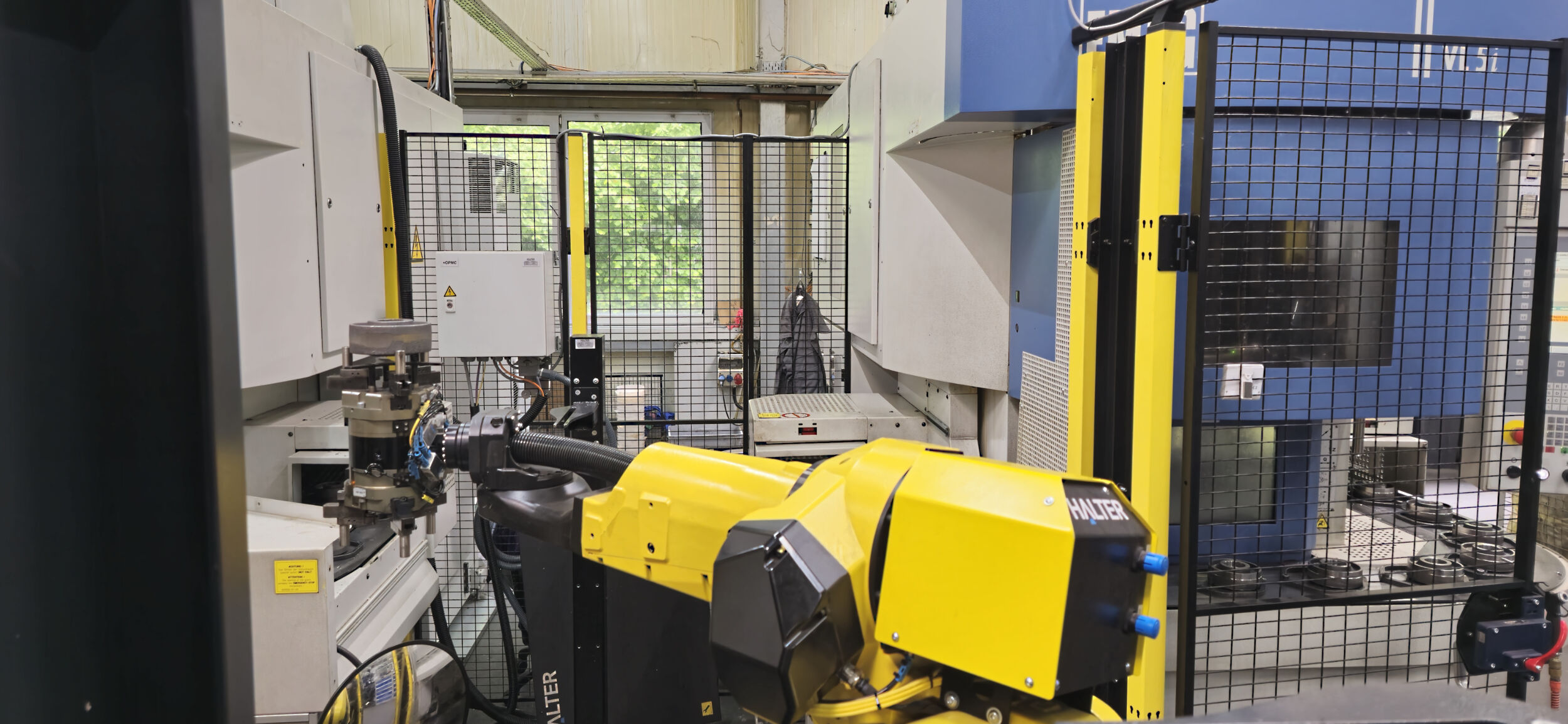 Der Roboter ist zwischen den beiden vertikalen Drehmaschinen vom Typ EMAG VL5i positioniert. Auf jeder Maschine wird eine Seite des Radkerns bearbeitet.