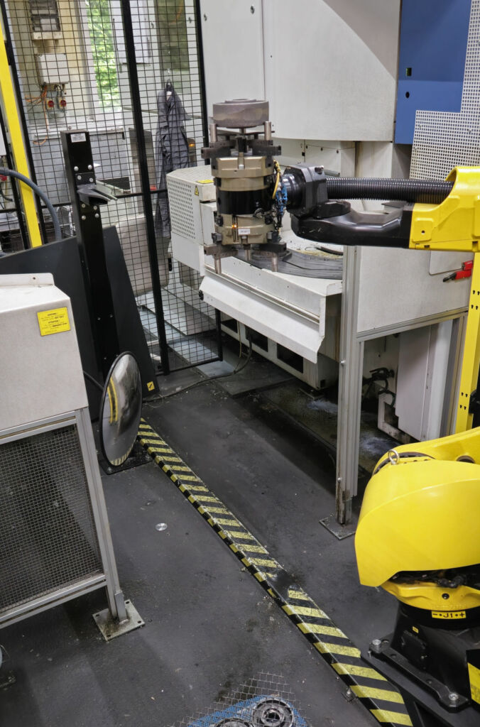 Doppelter Gewinn 2 Ist eine Radkernseite bearbeitet, nimmt der Roboter das Halbfertigteil vom Band, transportiert es zu einer Umgreifstation und legt es lagerichtig auf das Band der zweiten Maschine ab.