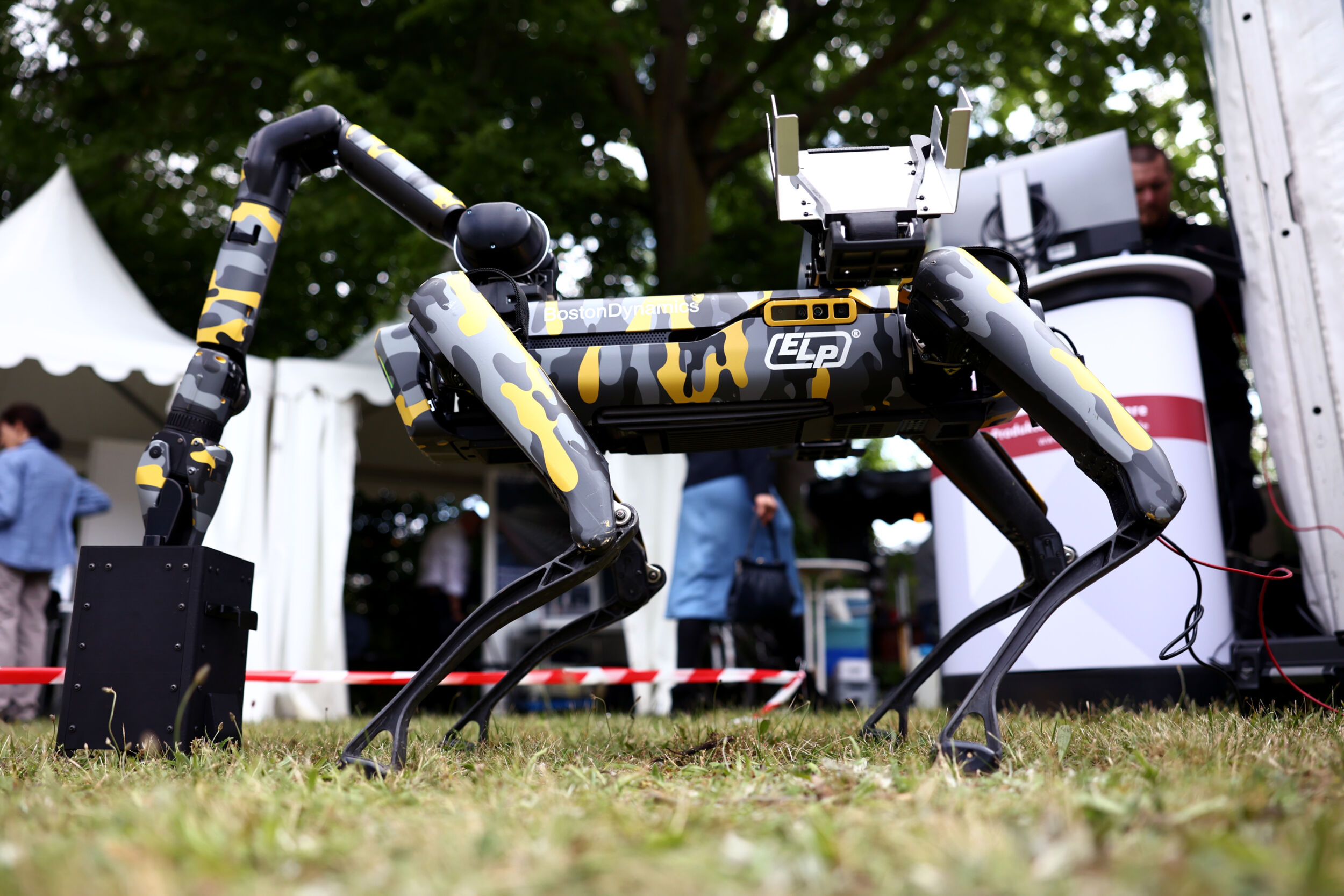 Halm für Halm 2 Um die Qualität von Sportrasen detailliert zu prüfen, wird das Robotersystem im Forschungsprojekt Robosoil mit einer Multisensoreinheit ausgestattet. Der Roboter wurde im Rahmen des Innovationstag Mittelstand 2024 in Berlin vorgestellt.