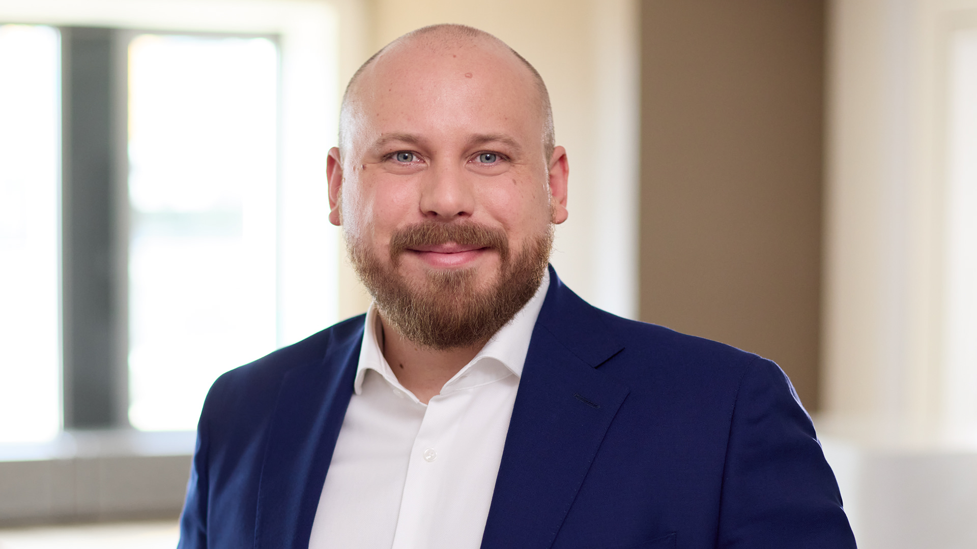 Wie steht es um automatisierte und autonome Kraftfahrzeuge? 3 Severin Bauer ist Rechtsanwalt im Bereich Automotive & New Mobility bei der Kanzlei Noerr. Im Rahmen seiner Doktorarbeit beschäftigt er sich mit regulatorischen Anforderungen bei automatisierten und autonomen Kraftfahrzeugen.