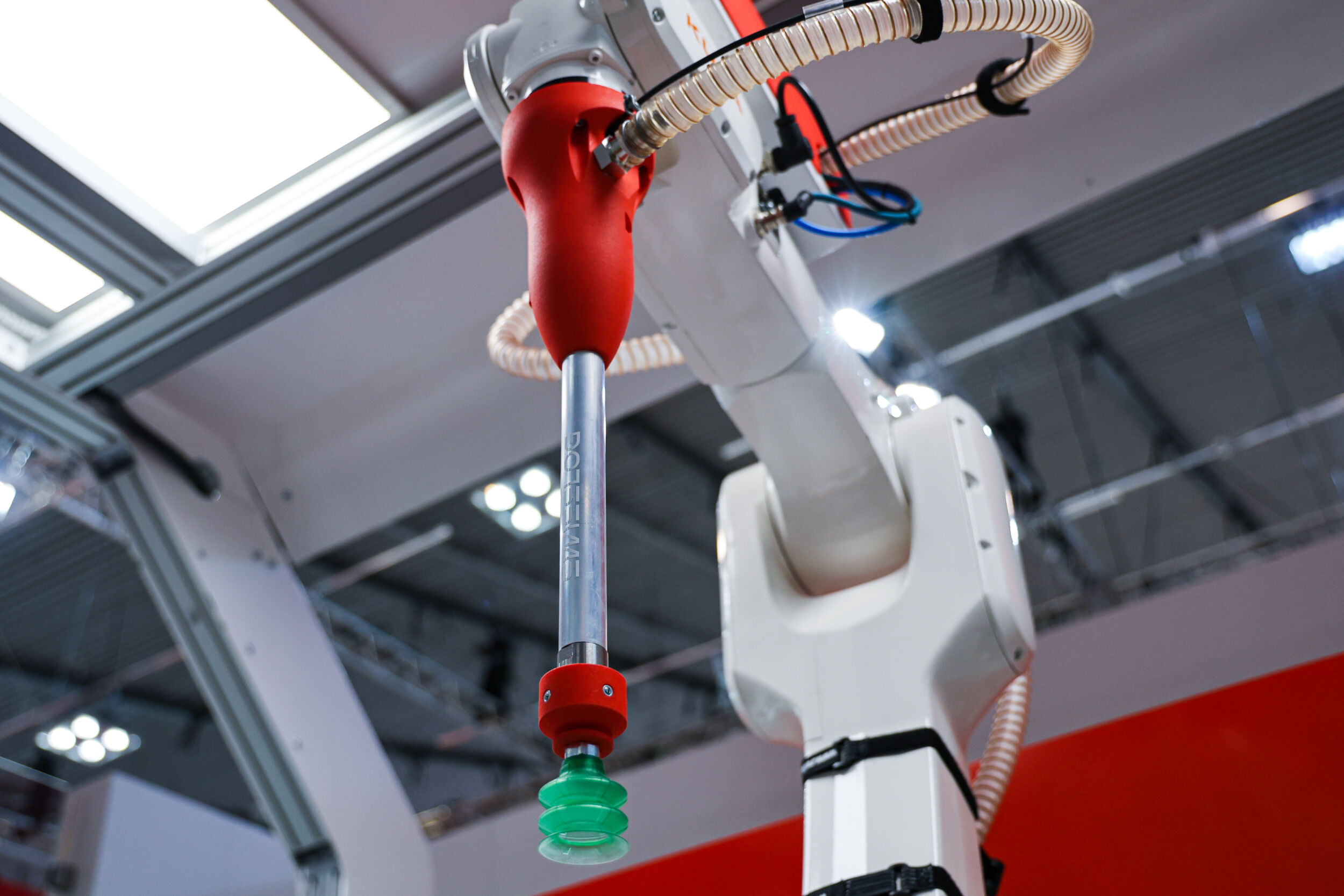 Selbst lernen statt programmieren 2 Das ItemPiQ-System von Swisslog beinhaltet ein Greiferwechselsystem, das Lasten bis zu 3kg schnell und robust handhaben kann.