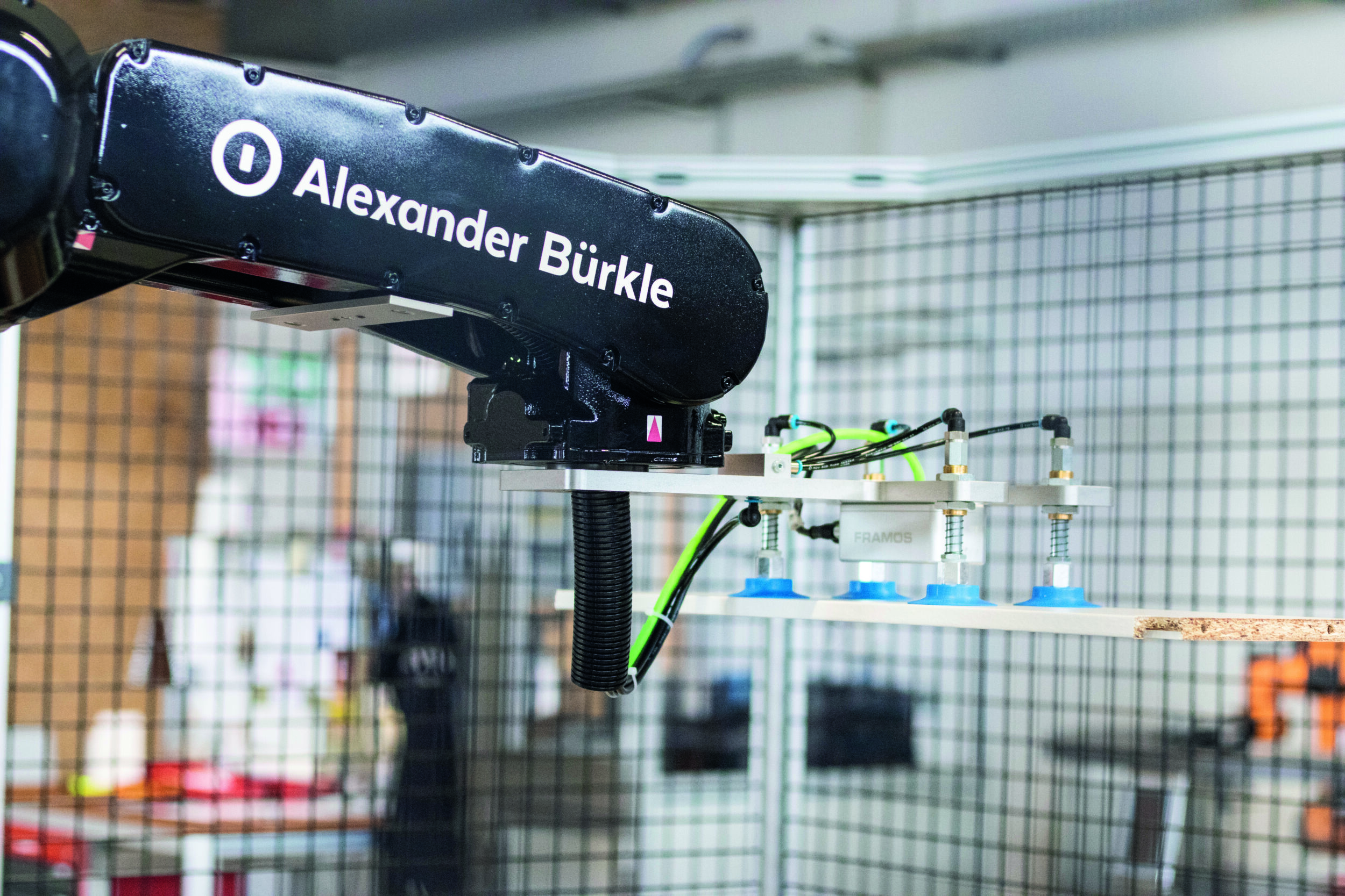 Die Roboterzellen bei Bürkle kommen unter anderem in Pick&Place-Anwendungen zum Einsatz.