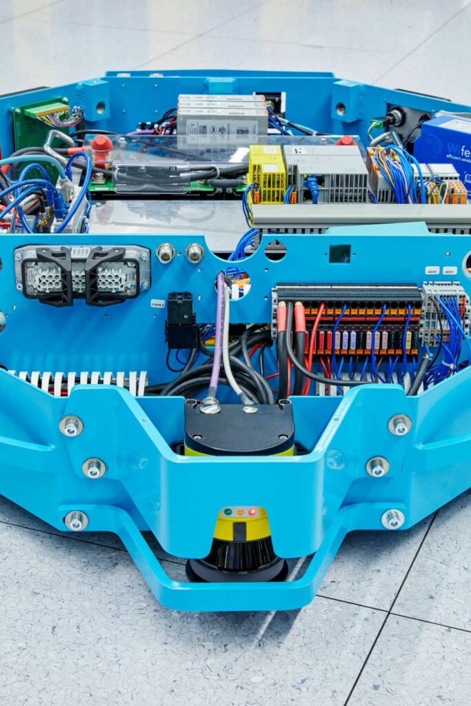 Höhere Verfügbarkeit und Effizienz 1 Zur Verteilung der Energie und Signale im fahrerlosen Transportfahrzeug sind robuste Verbindungssysteme unabdingbar.