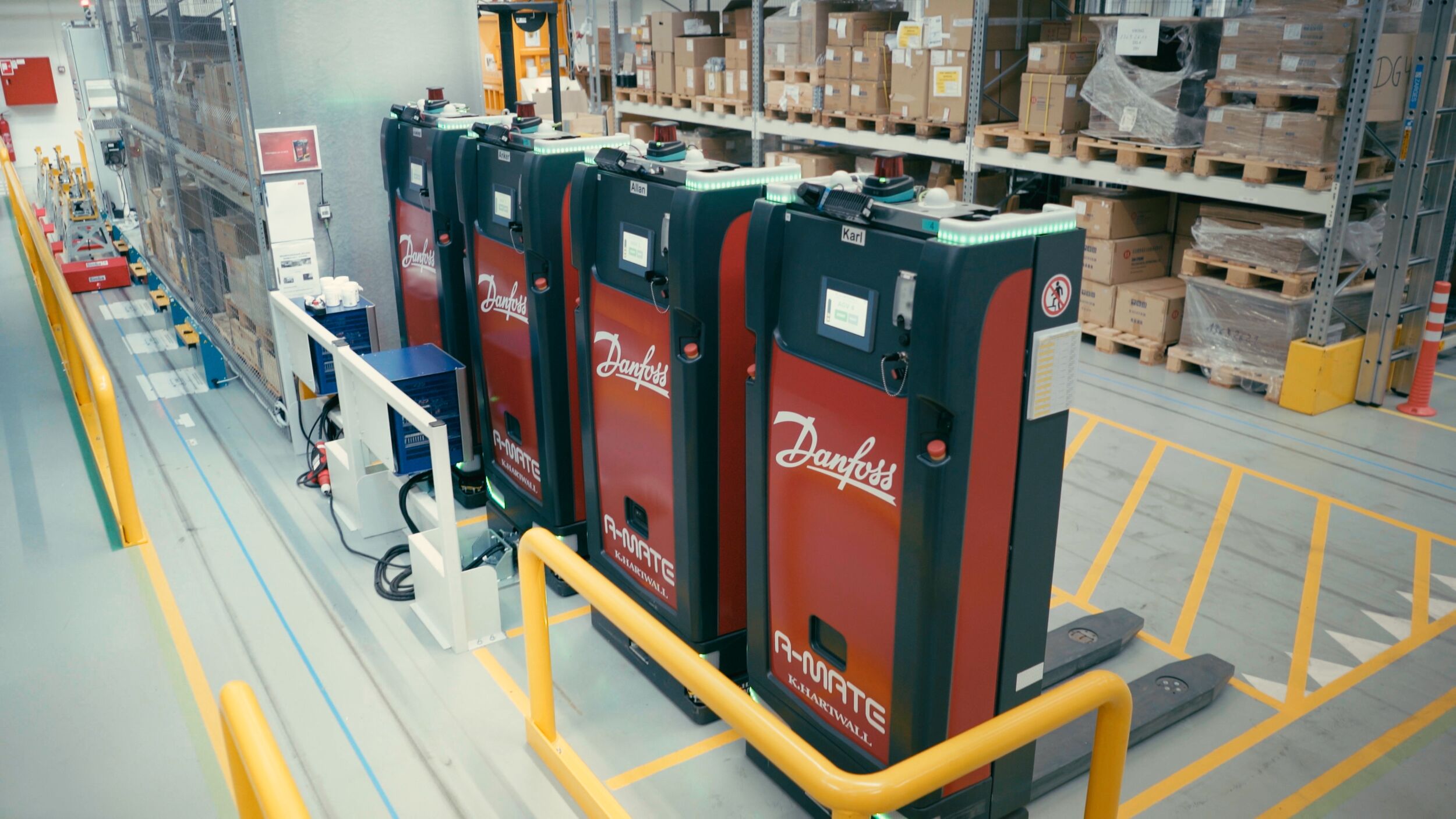 Hardware allein reicht nicht aus 8 Über eine benutzerfreundliche Software, die verschiedene Kommunikationsprotokolle verarbeitet, bündelt und weitergibt, lassen sich FTS-Flotten schneller und besser in ein komplexes Gesamtsystem integrieren.