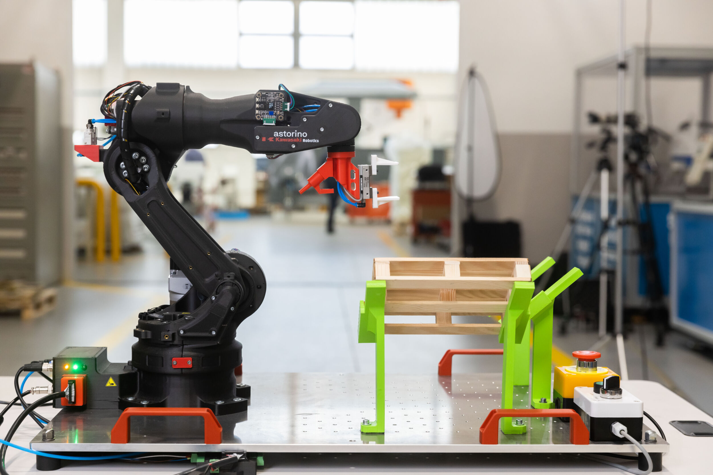 Der Roboter Astorino von Kawasaki Robotics ist flexibel und kann mit verschiedenen Optionen kombiniert werden, z.B. mit drei Arten von Greifern, einem 24V-IO-Modul, einer Würfelzuführung mit optischen Sensoren und externen Sensoren.