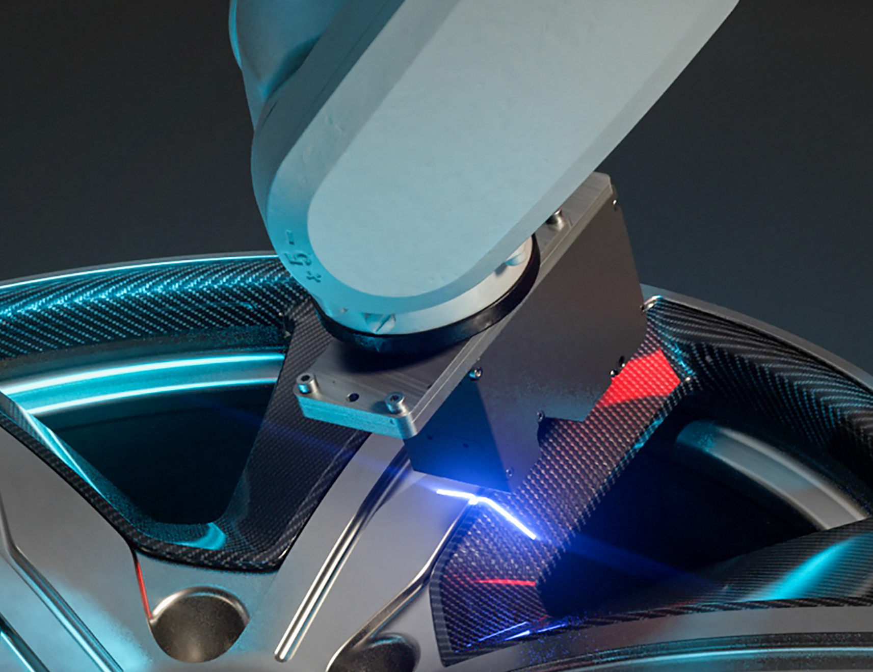 Baukastensystem mit hoher Flexibilität 5 Eine 20MP-Kamera erfasst mit einer Prüfgenauigkeit von 0,3 bis 0,15mm von oben die exakte Zentrierung der Felge, deren Rotationsposition und Radtyp.