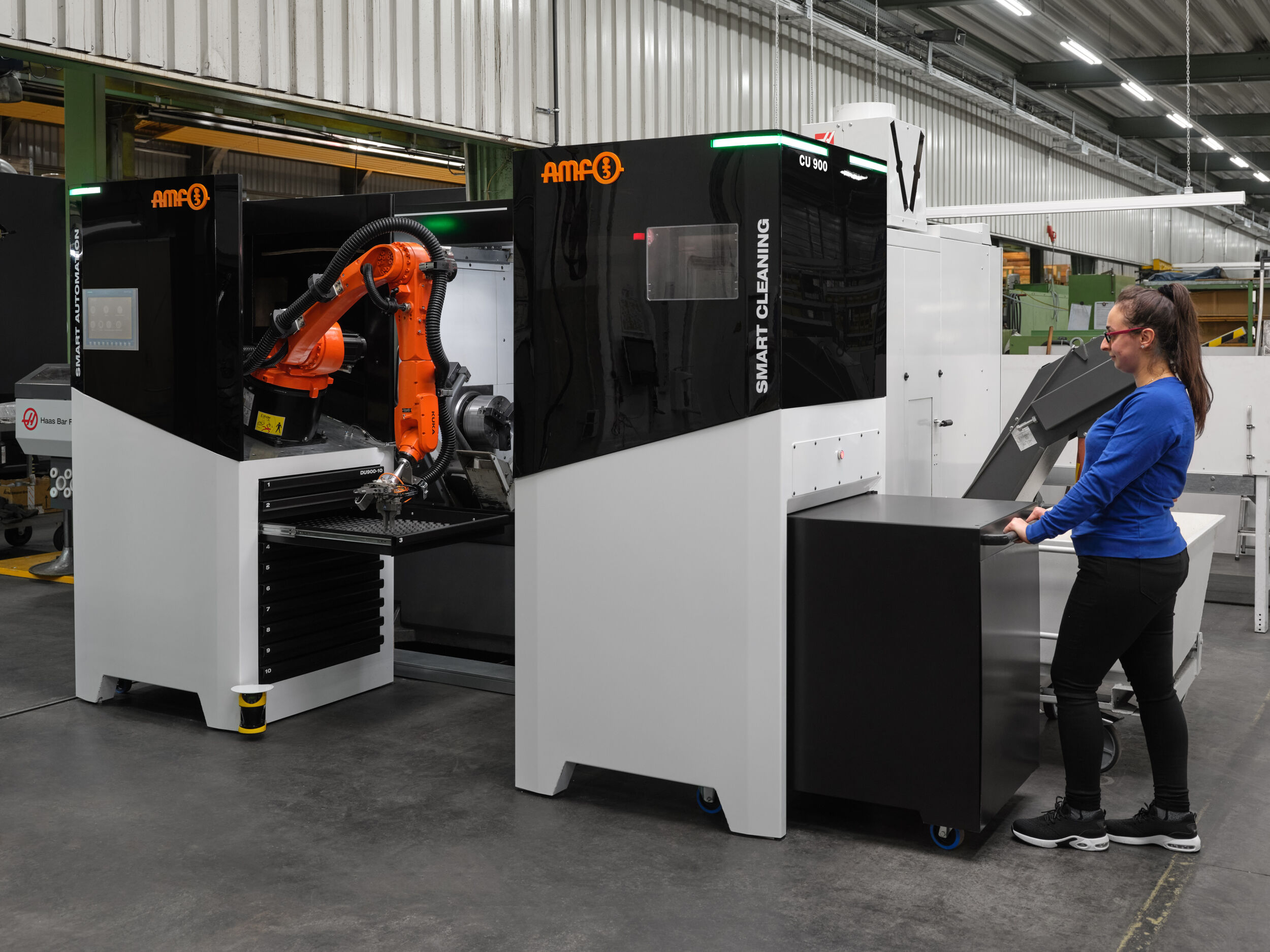 Da der Werkstückwagen auf Schwerlastrollen steht, lässt er sich bequem ein- und ausfahren. So gelingt die Bestückung der Schubladen extern und hauptzeitparallel.