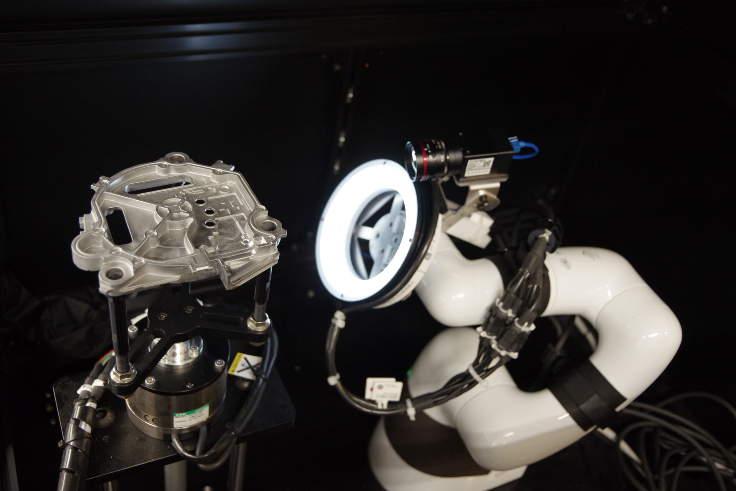 Auf 0,1 Millimeter genau 7 Das KI-basierte visuelle Inspektionssystem Hacarus Check wurde beim Druckgusshersteller Asahi Kosei eingeführt und erleichtert dort die Qualitätsprüfung von Druckgusserzeugnissen.