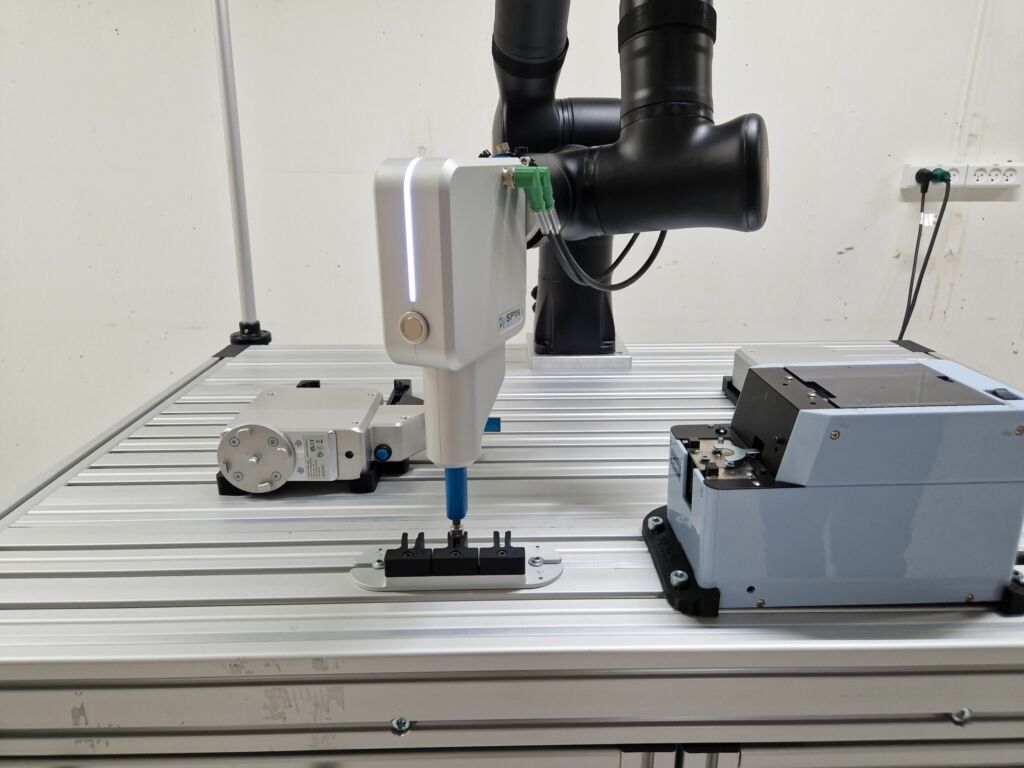 Automatisiert Schrauben mit Cobots 1 KassowRobots SpinRobotics 290824