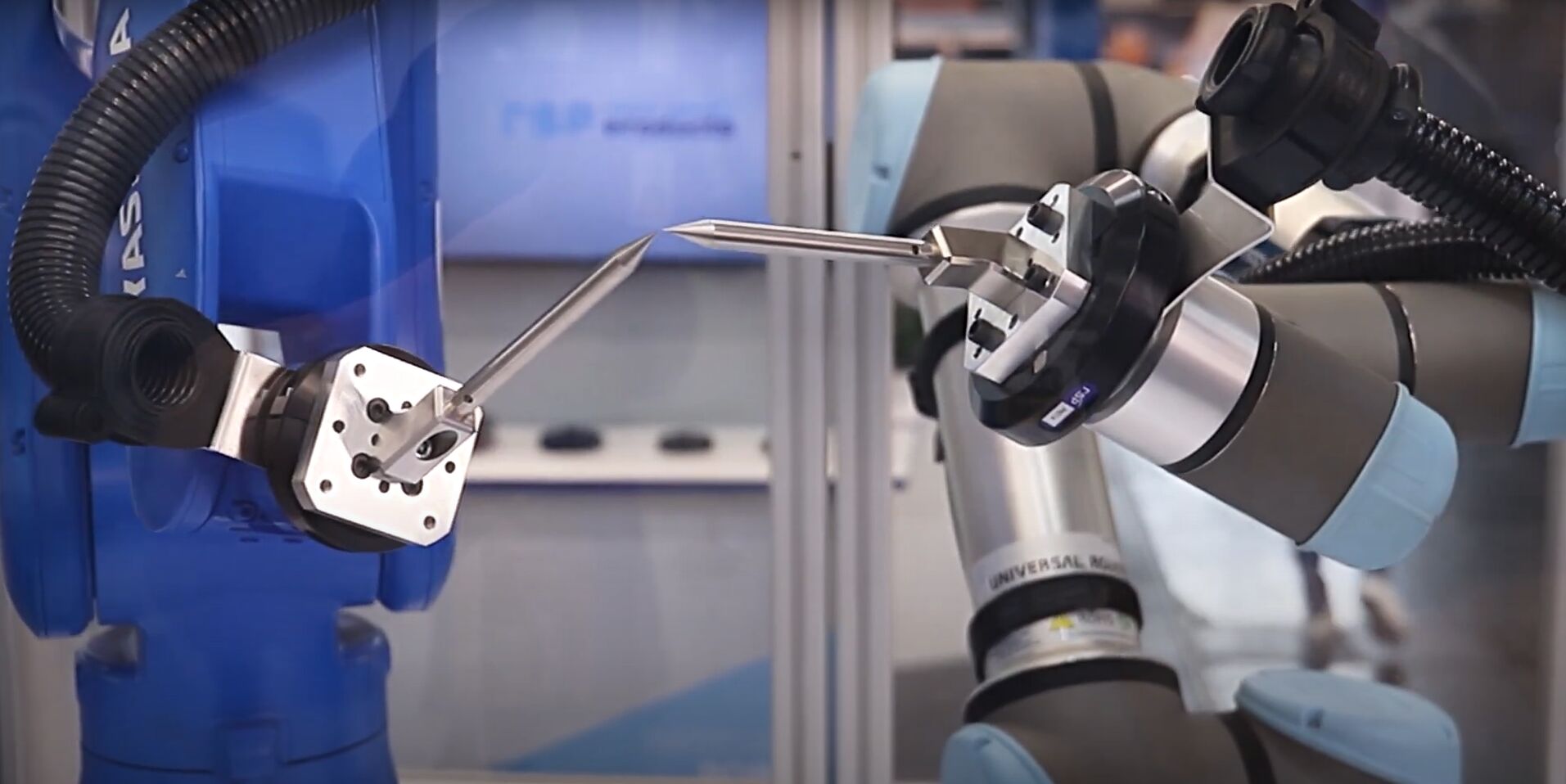 Im Auftrag der Absolutgenauigkeit 6 Was Absolutgenauigkeit in der Praxis bedeutet, zeigt ein Demonstrator von Cognibotics und RSP mit Yaskawa-Roboter und UR-Cobot.