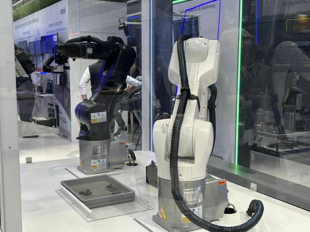 Die KI alleine kann's nicht richten 1 In einer Bin-Picking-Anlage, die von Mairotec realisiert wurde, greifen Roboterarme verschiedene Teile aus einem Behälter und stellen sie am vorbestimmten Ort ab. Dazu analysiert die Machine-Vision-Software von Vathos Robotics die Kameraaufnahmen und steuert die Griffe der Roboter.