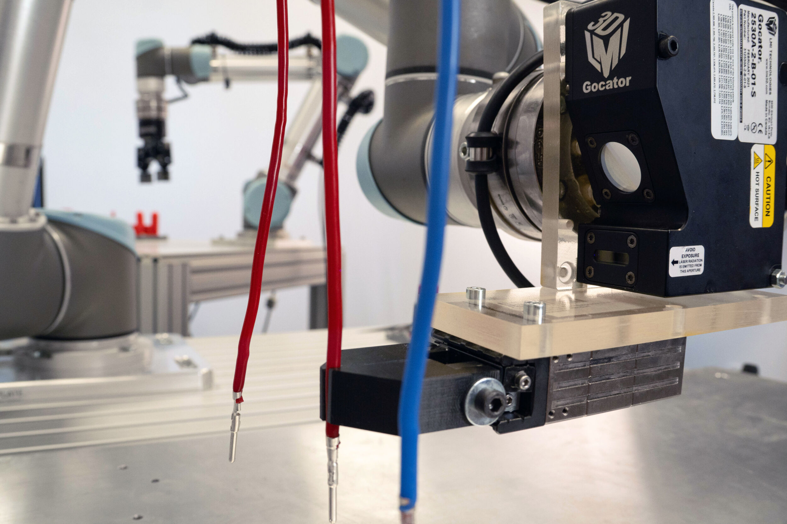 Erstmals auf der SPS ist der Handling von Kabeln und Steckern mithilfe des Linienprofilsensors Gocator zu sehen.