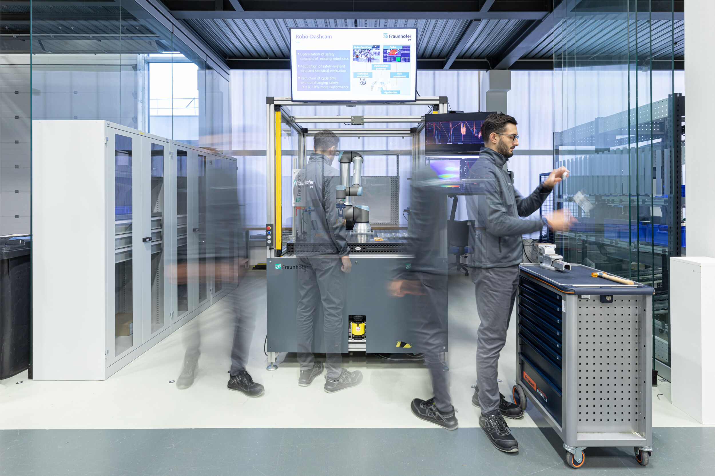 Computergestützte Risikobeurteilung 7 Durch die Interaktion zwischen Mensch und Roboter in einem kollaborativen Szenario ergeben sich deutlich mehr Gefährdungspotenziale für den Menschen und sowohl die Bewegungen des Roboters als auch des Menschen müssen hier berücksichtigt werden.