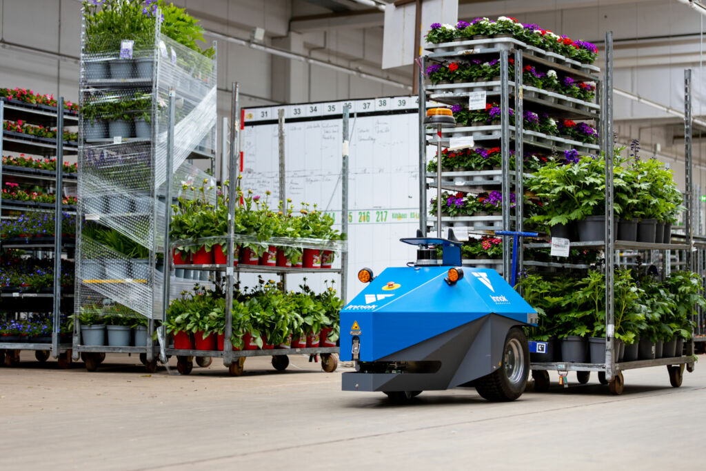 Vom Outdoor-Wareneingang ins Indoor-Lager und zurück 2 Die Hybrid-Navigation ermöglicht
es dem AMR, sich flexibel und ohne feste
Infrastruktur wie Induktionsschleifen oder Markierungen zu bewegen.