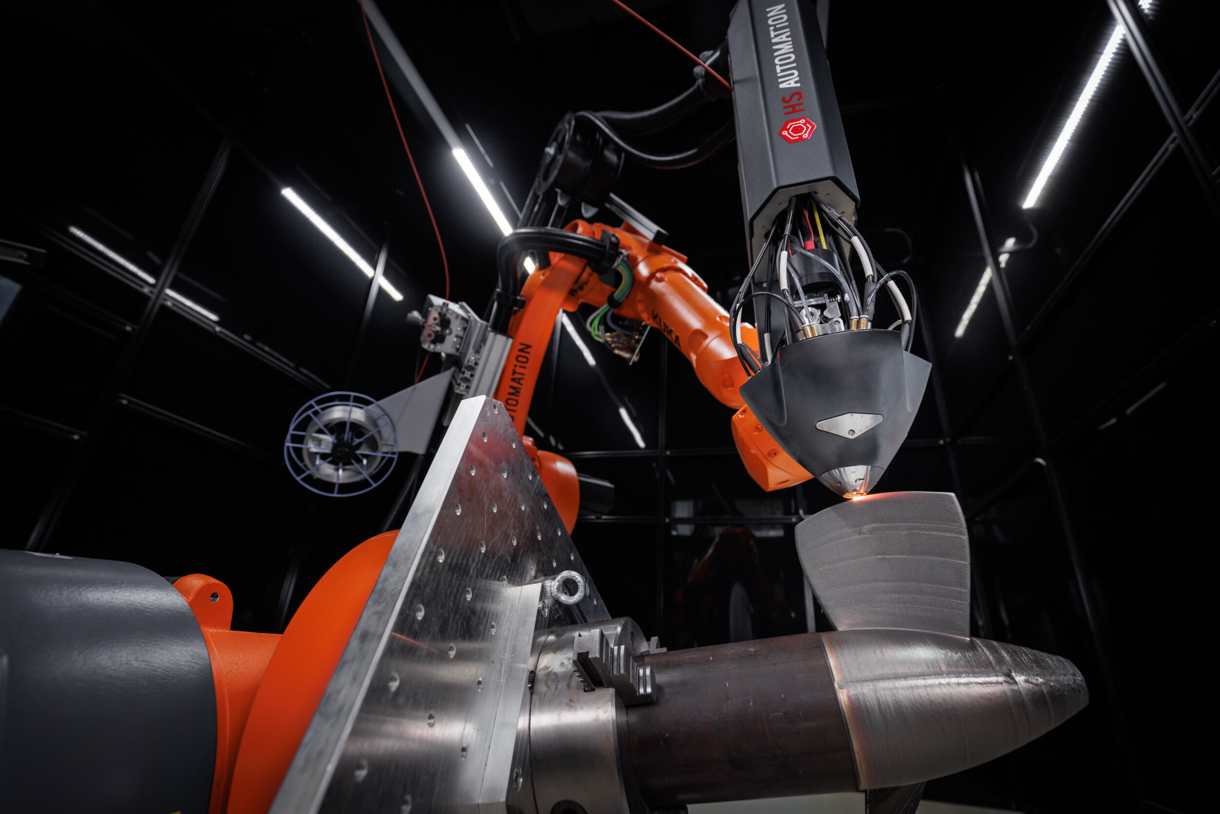 Mit der Automationszelle, die HS Automation zusammen mit Kuka entwickelt hat, können Unternehmen den Herausforderungen der modernen Fertigung in der Metallindustrie gerecht werden.