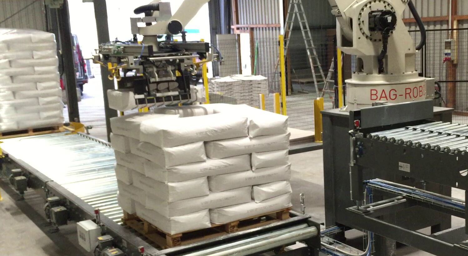 Die Absackanlagen von SSB Wägetechnik bestehen aus einem Gesamtkonzept aus Absackung, Sacktransport, Palettierung sowie Endverpackung.