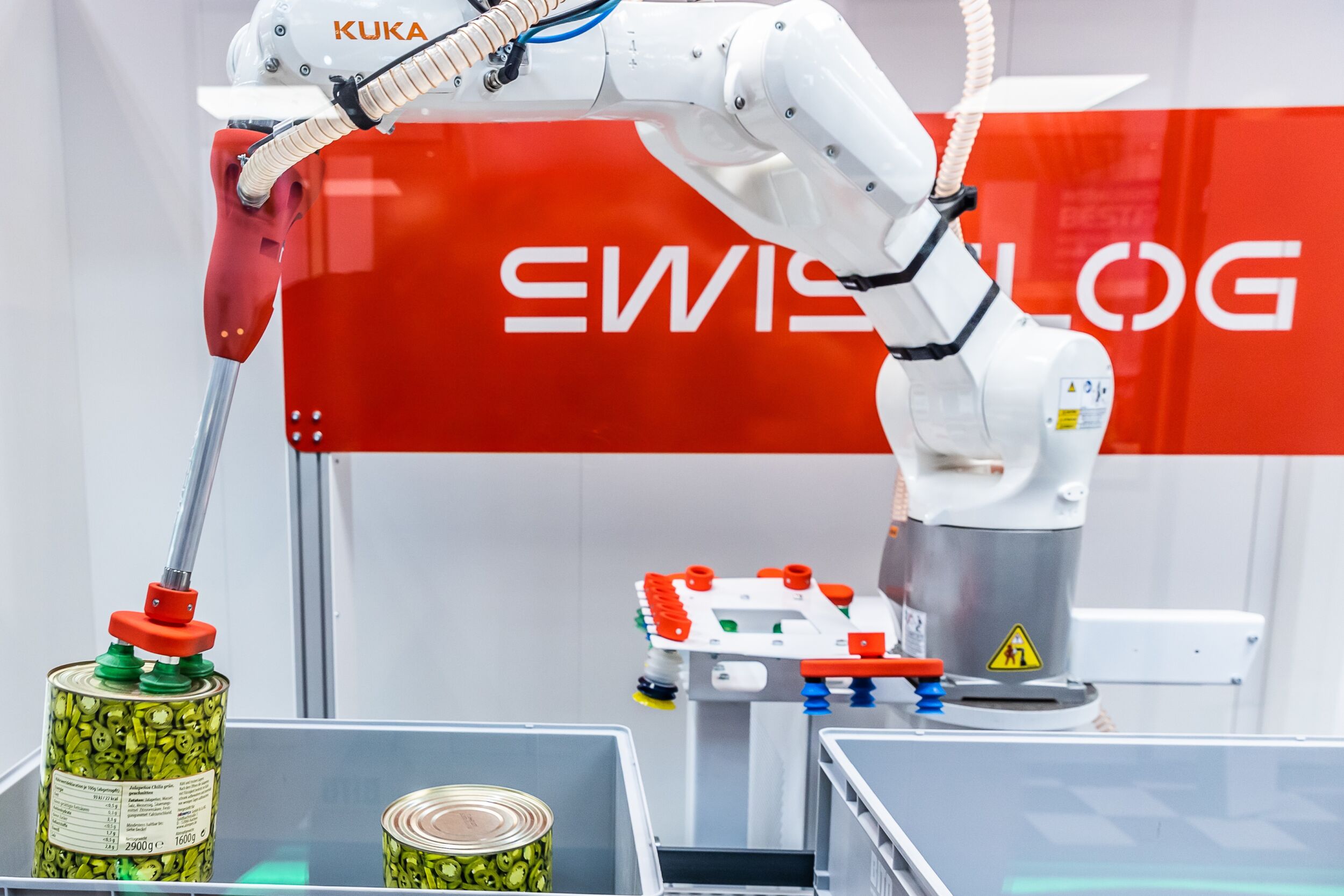 Programmieren mit KI 10 Der KI- und kameragestützte Artikelkommissionierroboter ItemPiQ arbeitet bereits mit KI, um seine Greifer autonom zu wechseln und sich so verschiedenen Verpackungen und Produkten anzupassen.