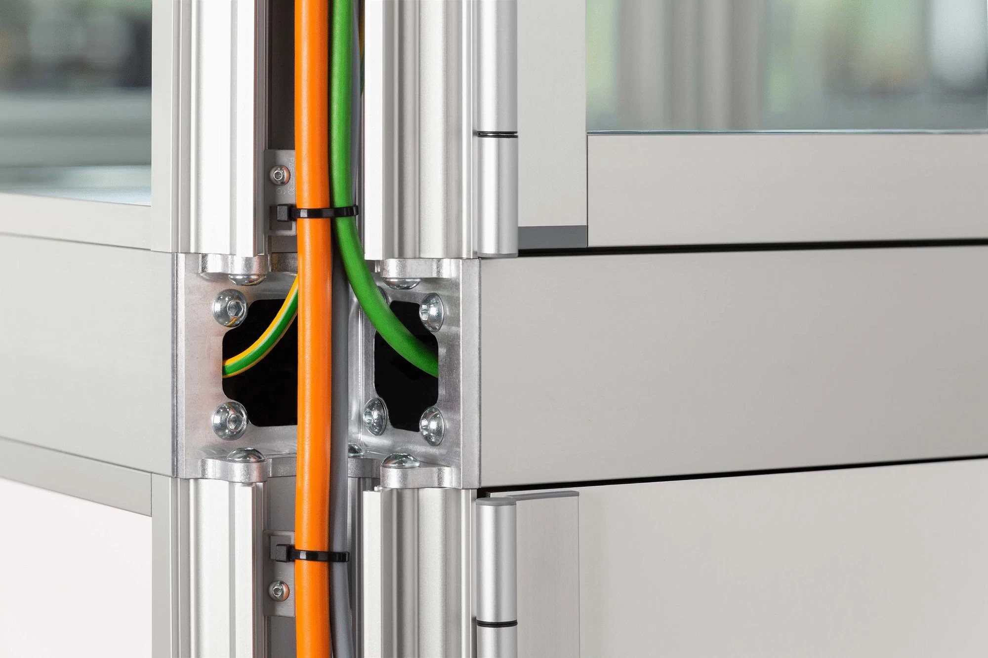 Zugeschnittene Peripherie 10 Eine der Lösungen aus dem Systembaukasten von Item betrifft das sichere Kabelmanagement für Cobots.