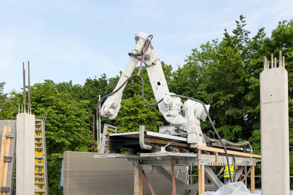 ABB-Roboter unterstützt Hausbau per 3D-Druck 1 Insgesamt wurden 150m² an Innenwänden und 130m² an Außenfassaden per 3D-Druck erstellt. Dabei wurden circa 90t Material verbraucht. Die Druckzeit hierfür betrug etwa 100h. Mithilfe des robotergestützten 3D-Druckverfahrens ließ sich die Bauzeit um den Faktor vier verkürzen.