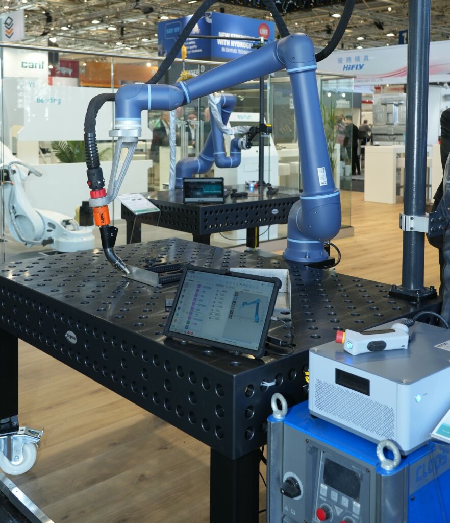 Mobile Roboterstation für Schweißaufgaben 1 Cobot at Euroblech3 2
