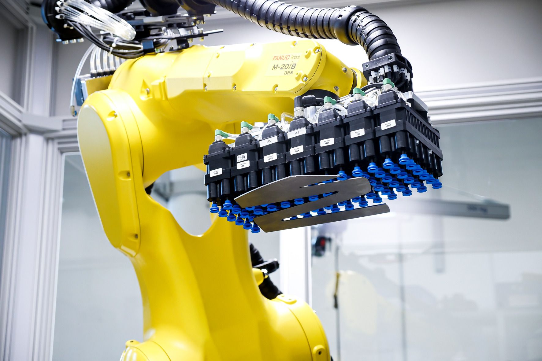 Das Solution Kit ivOS verbindet Soft- und Hardware-Komponenten miteinander. Damit können Roboterzellen schneller sehen, greifen und mit übergeordneten Systemen kommunizieren.