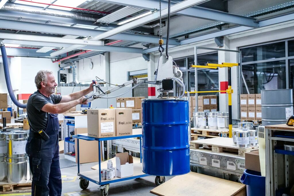 Ergonomie trifft Farbenfreude 1 Mit dem VacuMaster bewegen die Fachkräfte auch schwere 200l-Fässer mühelos.