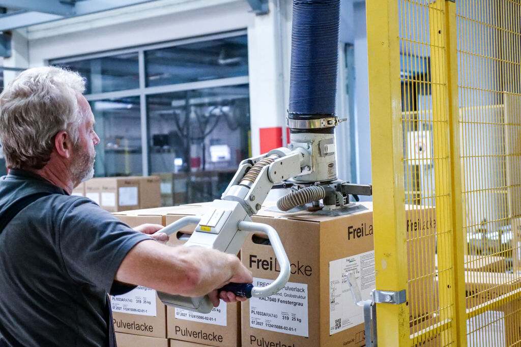 Ergonomie trifft Farbenfreude 2 Dank des beweglichen Bedienbügels am JumboErgo-65 erreichen Mitarbeitende große Stapelhöhen.