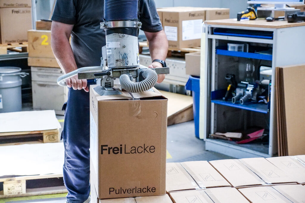 Ergonomie trifft Farbenfreude 3 Der Doppelsauggreifer DG am JumboErgo hält die Pakete sicher fest.