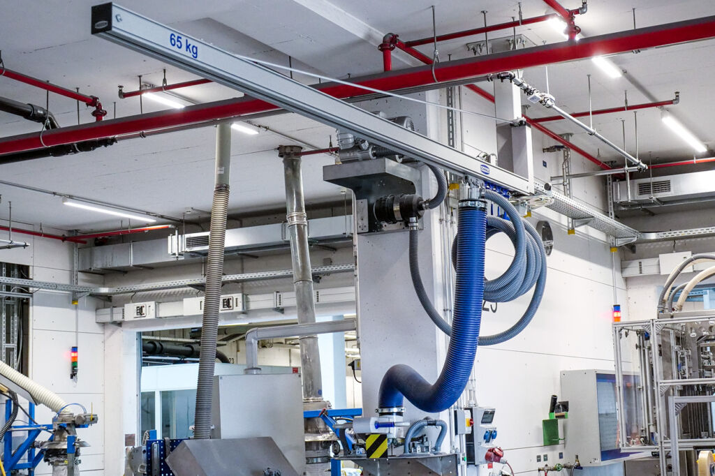 Ergonomie trifft Farbenfreude 4 Am schwenkbaren Deckenkran ist der JumboErgo-65 flexibel dort einsetzbar, wo er gebraucht wird.